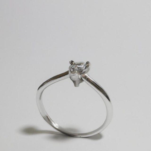 Dlaczego pierścionki brudzą palce? Odpowiadamy!